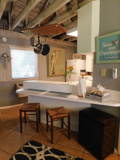 Unique and Charming--Waterfront Studio Cottage - Queen bed & Dock