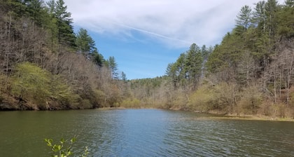 Järven edessä mökki - Hyvin yksinäinen ... Serenity asuu täällä!