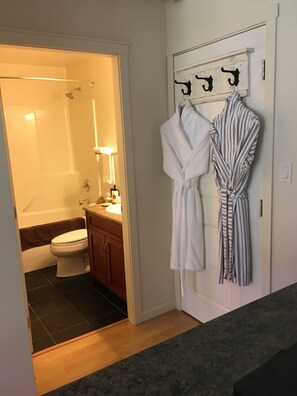 Combined shower/bathtub, hair dryer, towels, soap - Oceanfront, Spectacular Views, Sauna, Minutes to Sechelt. A Sunshine Coast Hub! (Sechelt)