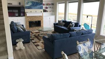 Smart TV, chimenea, reproductor de DVD, libros