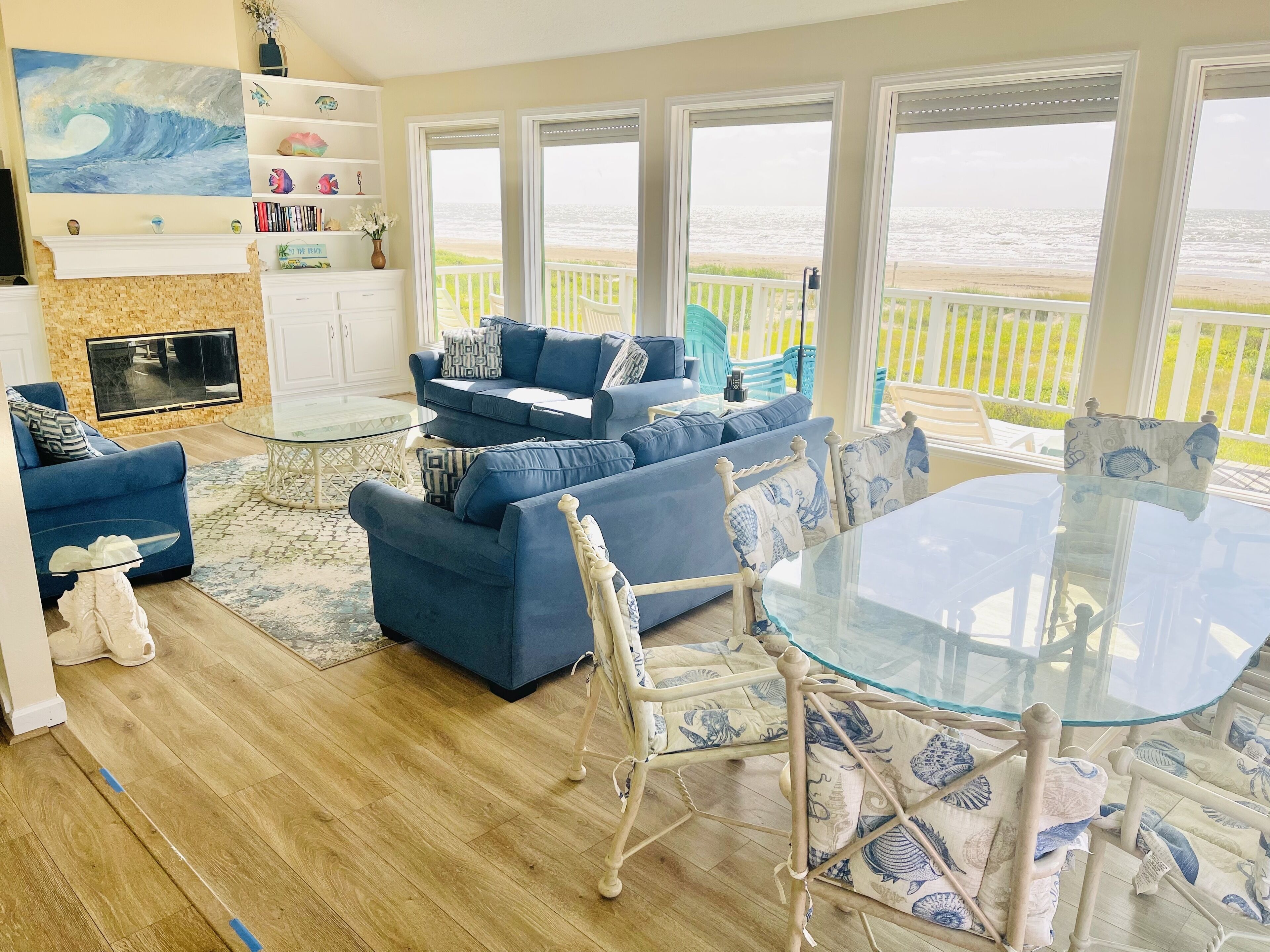 TV connectée, cheminée, lecteur de DVD, livres