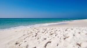 En la playa, camastros y toallas de playa 