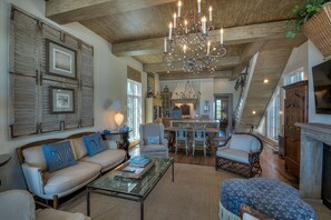 Télévision, cheminée, livres, chaßne hi-fi