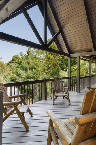 5 STAR Cabin with views & hot tub