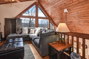 Una Smart TV, una chimenea, un reproductor de DVD, libros