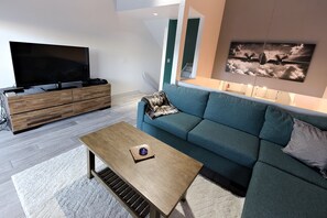 TV, fireplace