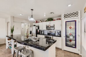 Fridge, microwave, oven, stovetop - Spring Training, Westgate, Football, & Nascar all close by (Glendale)