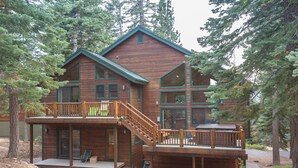 A two-story log cabin with a balcony and a covered deck. - Mountain Luxury Retreat for families & friends, new hot tub, 4 bedroom, 2.5 bath (Truckee)