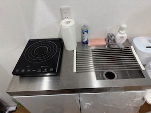 Geladeira, micro-ondas, talheres/pratos/utensílios de cozinha