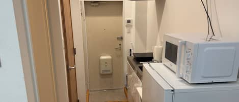 Refrigerador, microondas, utensilios de cocina