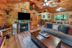 Een smart-tv, een open haard en een dvd-speler