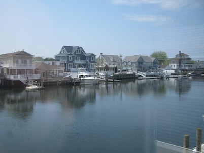 On the Water Oasis, 3 Bdrm, 2 Full Bath, and Walking Distance to Ventnor Beach
