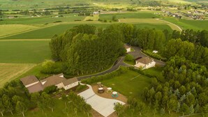 Vista aérea de una zona residencial con casas, carreteras y campos verdes circundantes.
