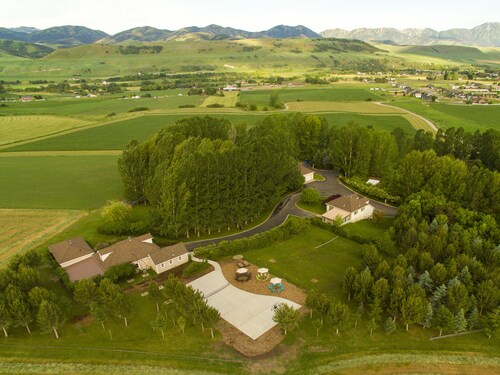 Gorgeous Location, Many Outdoor Activities, Sleeps 49 in Beds + Camping