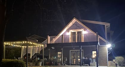 Newly Renovated 3BR, 2BA, pet friendly, with 3 kayaks, boat ramp nearby