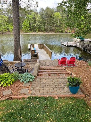 Newly Renovated 3BR, 2BA, pet friendly, with 3 kayaks, boat ramp nearby