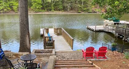 Newly Renovated 3BR, 2BA, pet friendly, with 3 kayaks, boat ramp nearby