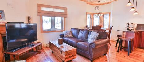 Smart-TV, peis, DVD-spiller og bøker