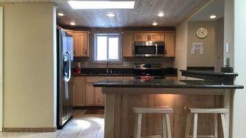 Geladeira, micro-ondas, fogão, cooktop