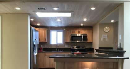 Yksityinen venesatama, telakat, lähellä golfkenttää, ravintolat