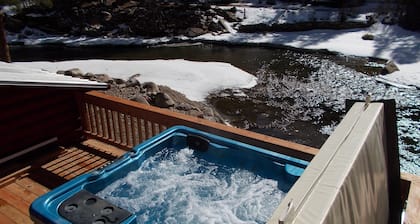 Wendyn mökit (Kozy Kove) joella, kalastus, oma terassi ja kylpytynnyri. 2 Br