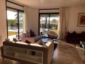 Smart TV, fireplace - 3 Kingsize bedrooms with beautiful garden and swimming pool on a golf course (gammarth)