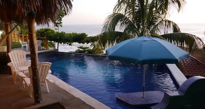 Pequeño escondite en una pequeña playa privada romántica con espléndidas vistas.