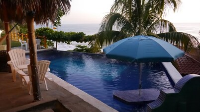 Pequeño escondite en una pequeña playa privada romántica con espléndidas vistas.