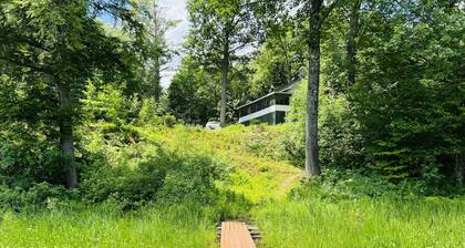 Lakefront Cottage on the south shore of Lake Memphremagog