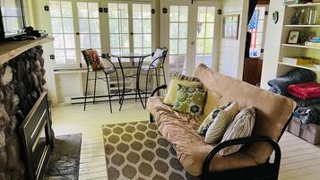 TV connectée, cheminée, lecteur de DVD