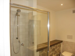 Dusche, kostenlose Toilettenartikel, Haartrockner, Bidet