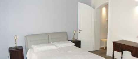 3 bedrooms, desk, iron/ironing board, WiFi