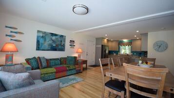 Smart-tv, dvd-spelare, ett bordtennisbord och böcker