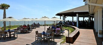 Delightful OCEANFRONT Villa on Seabrook! Ideal for Couples Getaway!