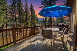 Outdoor dining - Trailside Cabin | Hot Tub, Bocce & Fire Pit (South Lake Tahoe)