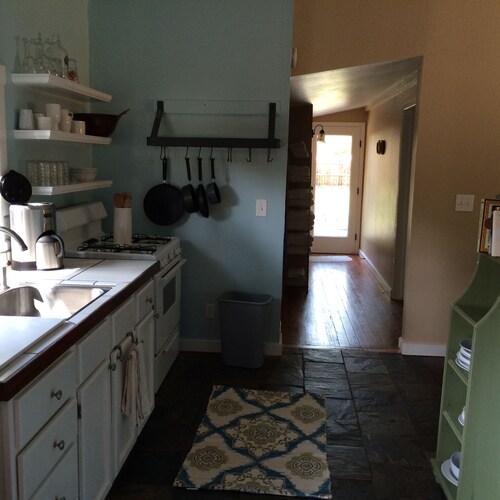 Cozy, Quaint, And Convenient Old Town Cottage