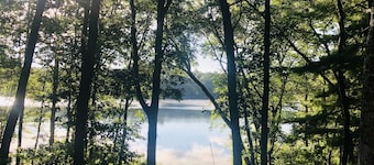 Relaxing Lakefront Dog Friendly 4 Bedroom Home Close to Town, Beaches & Shopping