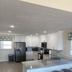 Kjøleskap, mikrobølgeovn, ovn og kokeplater