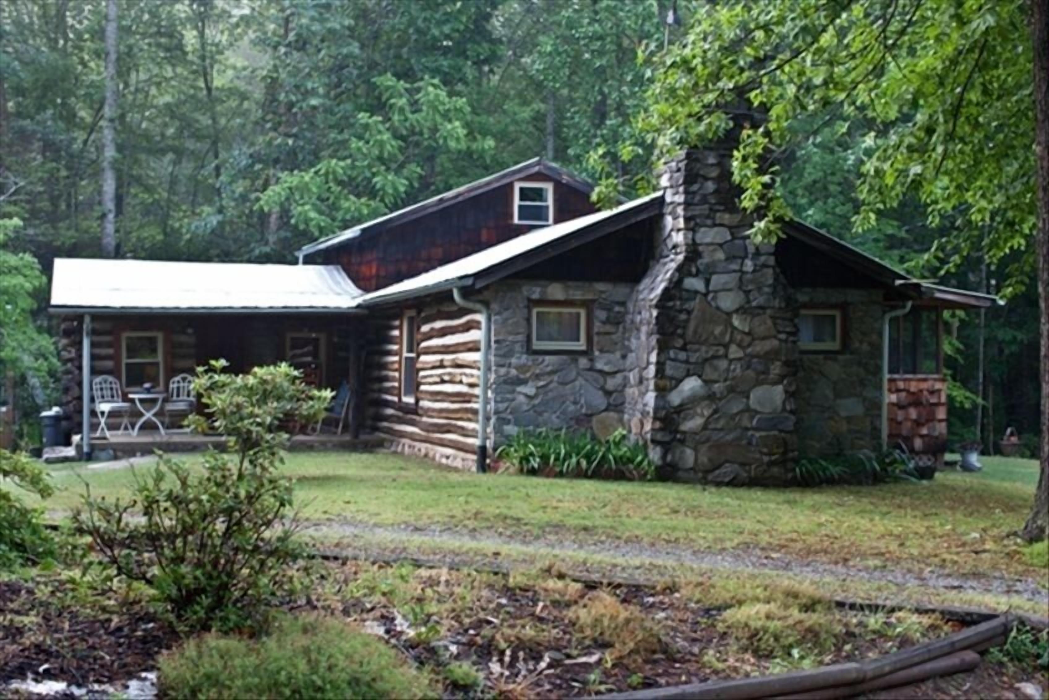 Rustic Chestnut Log Cabin Near Mt Pisgah