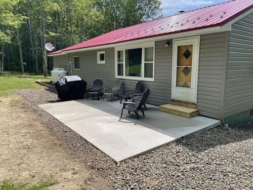 Minutes from the heart of Ellicottville! Beautiful 4 bedroom, sleeps 10.