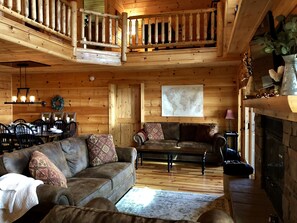 TV connectée, cheminée, lecteur de DVD, baby-foot