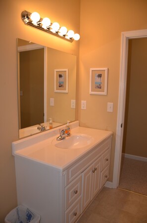 Tina con regadera, toallas, jabón, papel de baño 