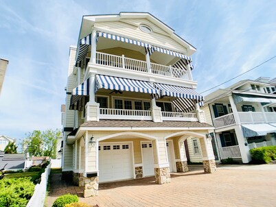 Beach Block Newer 1st Floor Immaculate Condition - Elevator