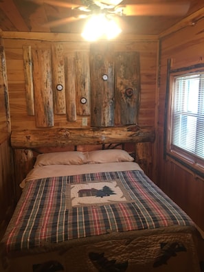2 bedrooms, WiFi, bed sheets - On a 3200 acre lake with 400 ft of  frontage. Great fishing kayaking boating fun (Cable)