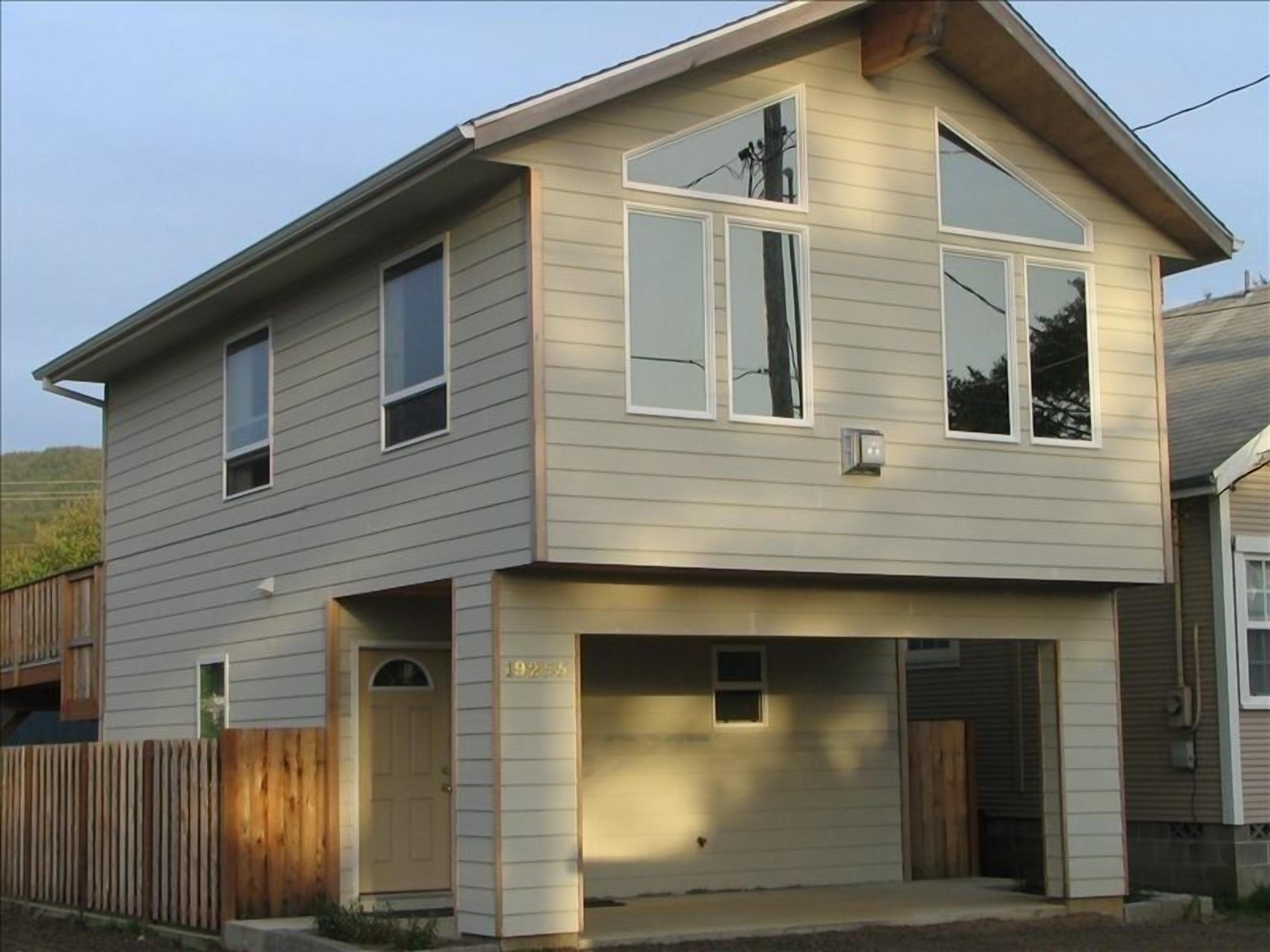 House with Lots of Natural Light; Steps from  Famous Twin Rocks Beach