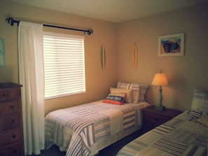 3 habitaciones, tabla de planchar con plancha y cuna de viaje 