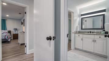 4 bedrooms, desk, iron/ironing board, travel crib