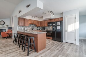 Een koelkast, een magnetron, een oven, een kookplaat