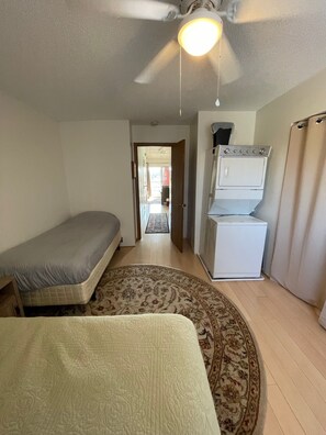 1 habitación, tabla de planchar con plancha, wifi gratis y ropa de cama 