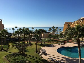 Een buitenzwembad, een verwarmd zwembad